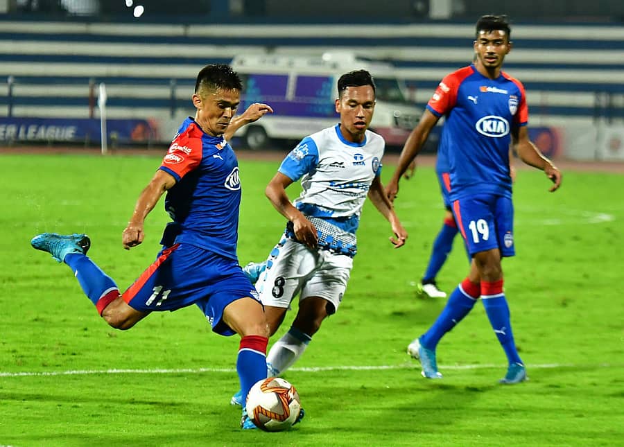 ಬೆಂಗಳೂರಿನ ಕಂಠೀರವ ಕ್ರೀಡಾಂಗಣದಲ್ಲಿ ಗುರುವಾರ ನಡೆದ ಐಎಸ್ಎಲ್ ಪಂದ್ಯದಲ್ಲಿ ಜೆಮ್ಶೆಡ್ಪುರ ಕ್ಲಬ್ನ ಅಮರ್ಜಿತ್ ಹಾಗೂ ಬಿಎಫ್ಸಿ ತಂಡದ ಸುನಿಲ್ ಚೆಟ್ರಿ ಚೆಂಡಿಗಾಗಿ ಪೈಪೋಟಿ ನಡೆಸಿದರು –ಪ್ರಜಾವಾಣಿ ಚಿತ್ರ