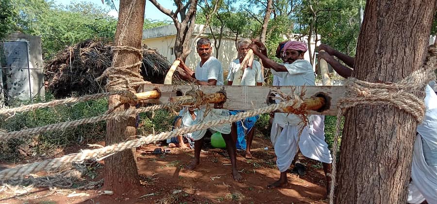 ಹಗ್ಗವನ್ನು ತಯಾರಿಸುತ್ತಿರುವ ಮಾಡಲಗೇರಿಯ ಭಕ್ತರು
