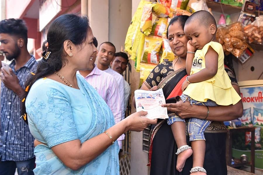 ನಗರದಲ್ಲಿ ನಡೆದ ಸಿಎಎ ಕುರಿತ ಜನ ಜಾಗರಣ ಅಭಿಯಾನದಲ್ಲಿ ಸಂಸದೆ ಶೋಭಾ ಕರಂದ್ಲಾಜೆ ಅವರು ಮನೆ ಮನೆಗೆ ತೆರಳಿ ಕರಪತ್ರಗಳನ್ನು ವಿತರಿಸಿದರು.