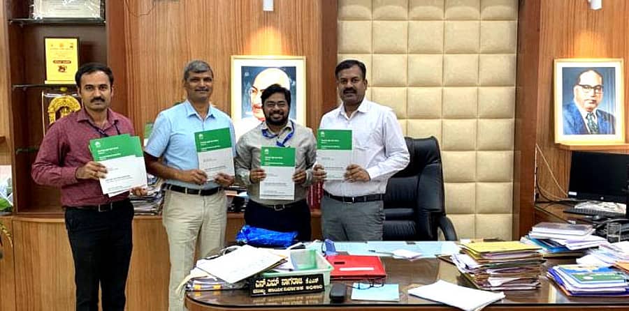 ಅಧಿಕಾರಿಗಳು ಜಿಲ್ಲಾ ಸಾಲ ಯೋಜನೆ ಬಿಡುಗಡೆ ಮಾಡಿದರು