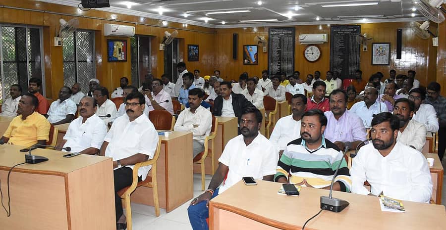 ಬೀದರ್ ಜಿಲ್ಲಾಧಿಕಾರಿ ಕಚೇರಿ ಸಭಾಂಗಣದಲ್ಲಿ ನಡೆದ ಸಿದ್ಧರಾಮೇಶ್ವರ ಜಯಂತಿ ಆಚರಣೆ ಕಾರ್ಯಕ್ರಮದಲ್ಲಿ ಪಾಲ್ಗೊಂಡಿದ್ದ ವಿವಿಧ ಸಂಘ ಸಂಸ್ಥೆಗಳ ಮುಖಂಡರು