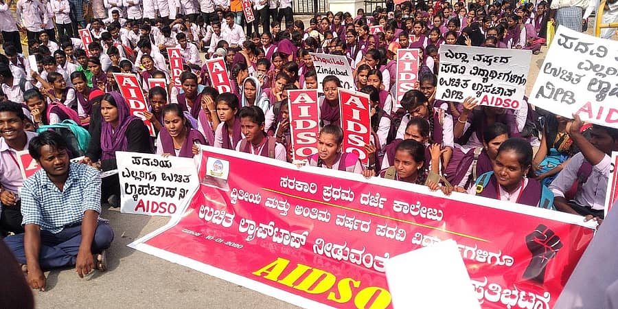 ರಾಯಚೂರು ಜಿಲ್ಲಾಧಿಕಾರಿ ಕಚೇರಿ ಎದುರು ಎಐಡಿಎಸ್ಓ ನೇತೃತ್ವದಲ್ಲಿ ಪದವಿ ವಿದ್ಯಾರ್ಥಿಗಳು ಶುಕ್ರವಾರ ಪ್ರತಿಭಟನೆ ನಡೆಸಿದರು