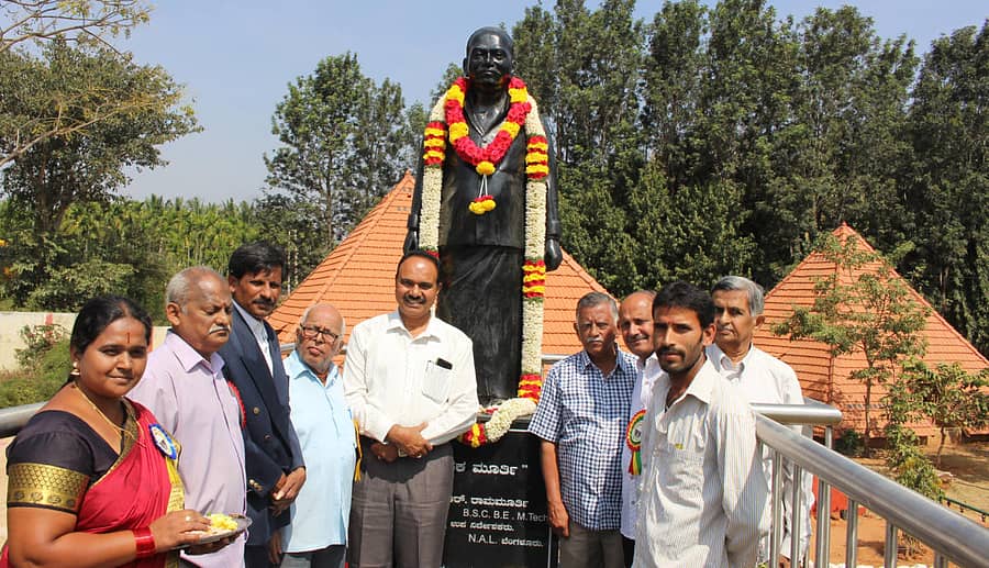 ಮಾಗಡಿ ಪಾರಂಗ ಪಿರಮಿಡ್ ಶಾಲೆಯ ಸಂಸ್ಥಾಪಕ ವಿಜ್ಞಾನಿ ಎಂ.ಆರ್,ರಾಮಮೂರ್ತಿ ಪ್ರತಿಮೆಗೆ ಬಿಇಒ, ಸಿದ್ದೇಶ್ವರ.ಎಸ್.ಪುಷ್ಪಾರ್ಚನೆ ಮಾಡಿ ನಮಿಸಿದರು.