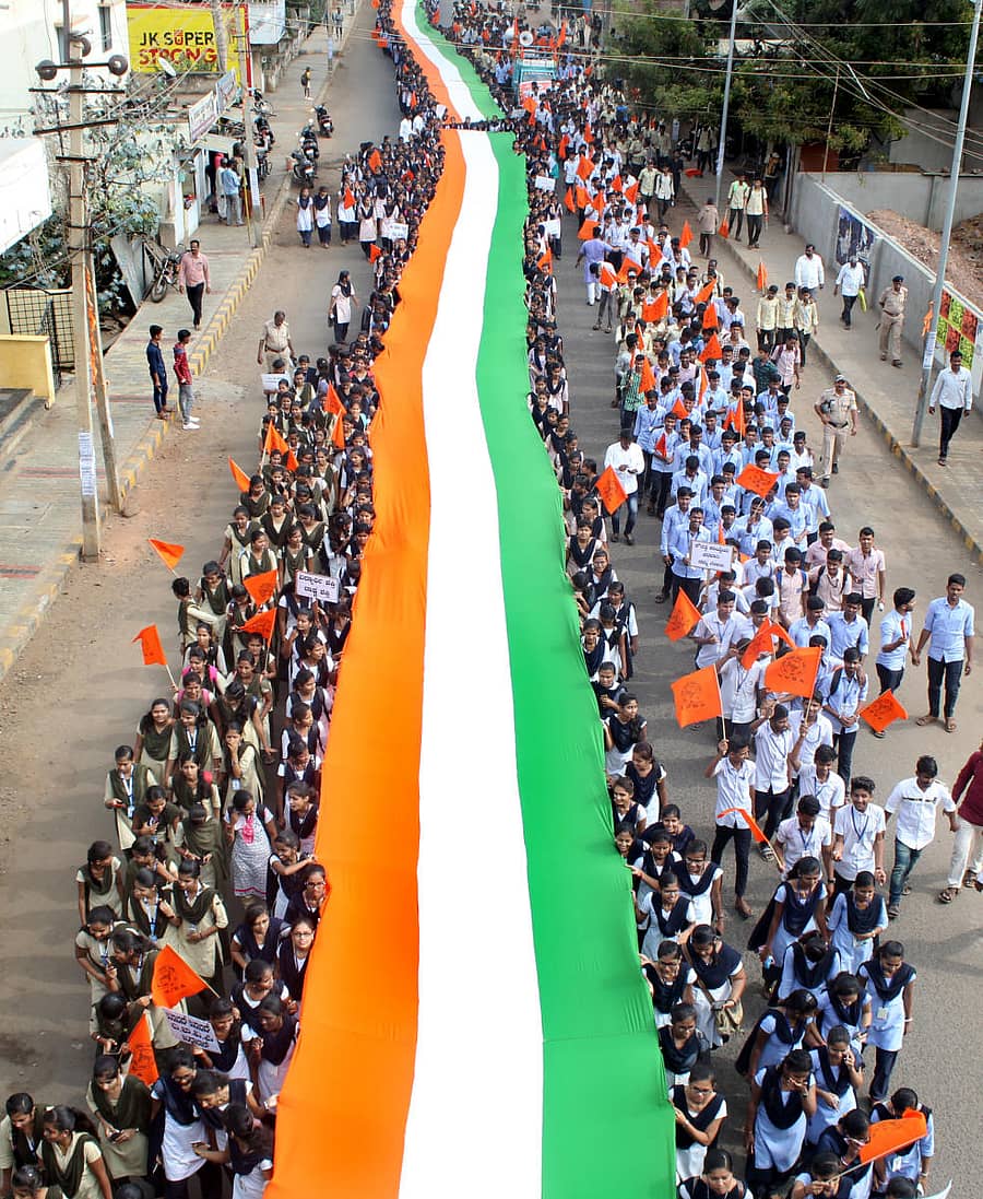 ಬಾಗಲಕೋಟೆಯಲ್ಲಿ ಸಿಎಎ ಬೆಂಬಲಿಸಿ ಶುಕ್ರವಾರ ಎಬಿವಿಪಿ ನೇತೃತ್ವದಲ್ಲಿ ವಿದ್ಯಾರ್ಥಿಗಳು ತ್ರಿವರ್ಣ ಧ್ವಜ ಹಿಡಿದು ಮೆರವಣಿಗೆಯಲ್ಲಿ ಸಾಗಿದರು.