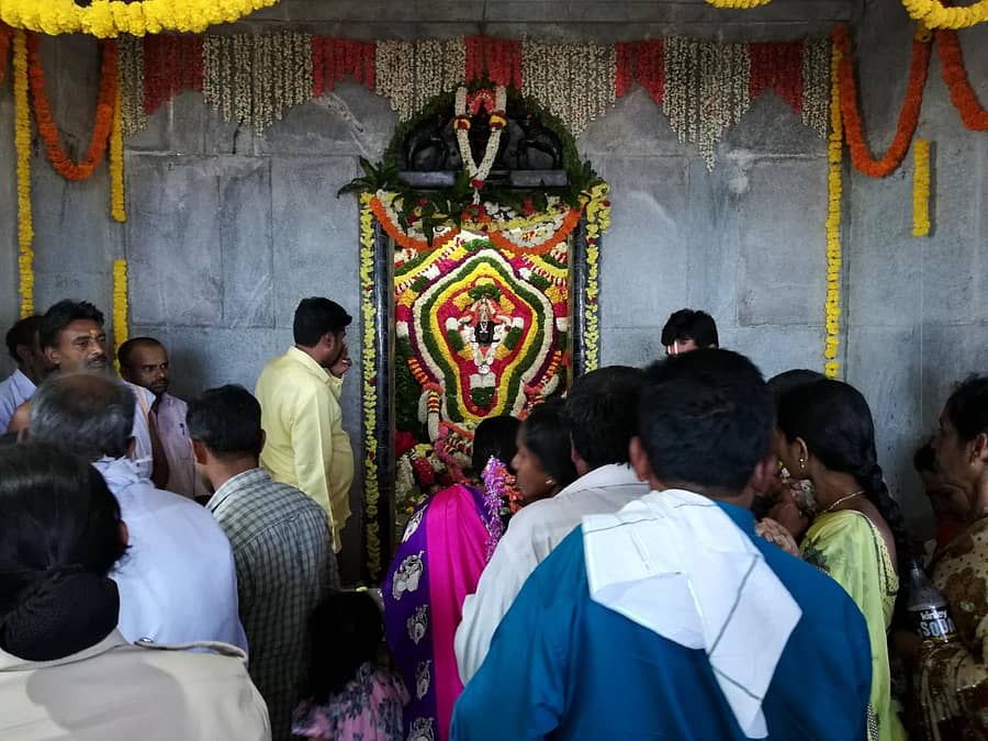 ಬೆಳಿಕಲ್ ಬೆಟ್ಟದಲ್ಲಿ ನಡೆದ ರಂಗನಾಥಸ್ವಾಮಿ ಜಾತ್ರಾ ಮಹೋತ್ಸವದಲ್ಲಿ ಭಕ್ತರು ರಂಗನಾಥಸ್ವಾಮಿಗೆ ಪೂಜೆ ನೆರವೇರಿಸಿದರು