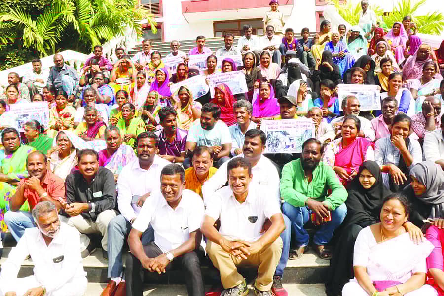 ಶಿವಮೊಗ್ಗದಲ್ಲಿ ಗುರುವಾರ ಕೊಳೆಗೇರಿ ನಿವಾಸಿಗಳು ನಗರ ಪಾಲಿಕೆ ಕಾಂಗ್ರೆಸ್ ಸದಸ್ಯರ ನೇತೃತ್ವದಲ್ಲಿ ತ್ವರಿತ ಮನೆಗಳ ನಿರ್ಮಾಣಕ್ಕೆ ಆಗ್ರಹಿಸಿ ಪ್ರತಿಭಟನೆ ನಡೆಸಿದರು.