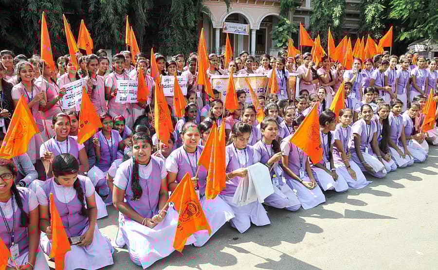ಫ್ರೀ ಕಾಶ್ಮೀರ ಫಲಕ ಪ್ರದರ್ಶಿಸಿದವರ ವಿರುದ್ಧ ಕಠಿಣ ಕ್ರಮ ಕೈಗೊಳ್ಳಬೇಕು ಎಂದು ಆಗ್ರಹಿಸಿ ಅಖಿಲ ಭಾರತ ವಿದ್ಯಾರ್ಥಿ ಪರಿಷತ್ ನೇತೃತ್ವದಲ್ಲಿ ವಿದ್ಯಾರ್ಥಿಗಳು ಶುಕ್ರವಾರ ಮೈಸೂರಿನ ಗನ್ಹೌಸ್ ವೃತ್ತದಲ್ಲಿ ಪ್ರತಿಭಟನೆ ನಡೆಸಿದರು