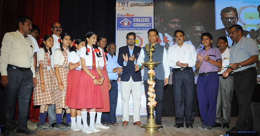 ವಿಜಯಪುರದ ಕಂದಗಲ್ಲ ಹನುಮಂತರಾಯ ರಂಗಮಂದಿರದಲ್ಲಿ ‘ಪ್ರಜಾವಾಣಿ’ ಮತ್ತು ‘ಡೆಕ್ಕನ್ ಹೆರಾಲ್ಡ್’ ಪತ್ರಿಕಾ ಬಳಗದಿಂದ ಶುಕ್ರವಾರ ಏರ್ಪಡಿಸಿದ್ದ ಕಾಲೇಜ್ ಕನೆಕ್ಟ್ ಎಜು ಎಕ್ಸ್ಪೋಗೆ ಜಿಲ್ಲಾಧಿಕಾರಿ ವೈ.ಎಸ್.ಪಾಟೀಲ ಚಾಲನೆ ನೀಡಿದರು