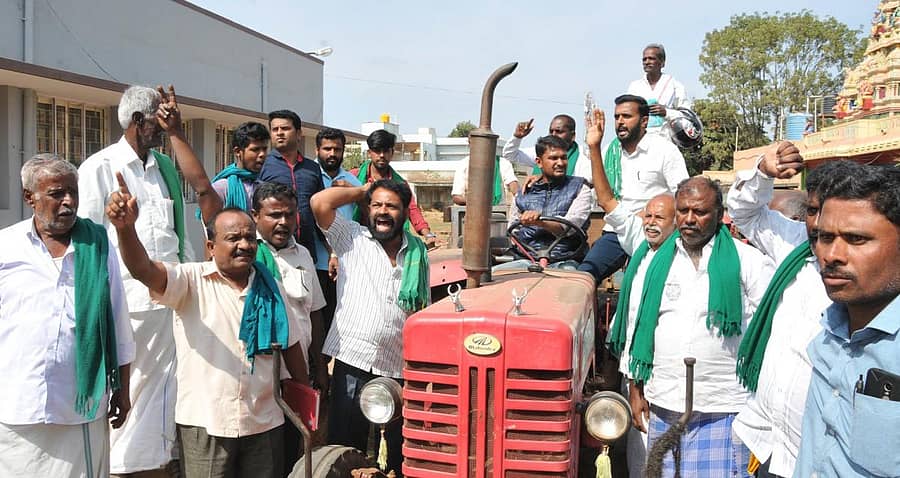 ತುಮಕೂರು ಭದ್ರಮ್ಮ ವೃತ್ತದ ಸಮೀಪ ಇರುವ ಪಿಎಲ್ಡಿ ಬ್ಯಾಂಕ್ನ ಗೋಡೌನ್ನಲ್ಲಿದ್ದ ಟ್ರಾಕ್ಟರ್ನ್ನು ಮರುಜಪ್ತಿ ಮಾಡಿ ಕೊಂಡೊಯ್ಯುತ್ತಿರುವ ರೈತರು.