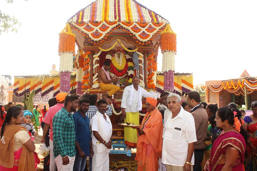 ಹೆನ್ನಾಗರ ಯಲ್ಲಮ್ಮ ದೇವಿ ದೇವಾಲಯದಲ್ಲಿ ದೇವಿಯ ಬ್ರಹ್ಮರಥೋತ್ಸವಕ್ಕೆ ಗುಮ್ಮಳಾಪುರ ಶಿವಾನಂದ ಶಿವಾಚಾರ್ಯ ಸ್ವಾಮೀಜಿ ಚಾಲನೆ ನೀಡಿದರು