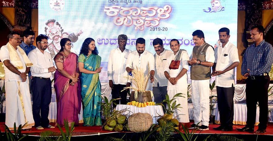 ಮಂಗಳೂರಿನ ಕರಾವಳಿ ಉತ್ಸವ ಮೈದಾನದಲ್ಲಿ ಶುಕ್ರವಾರ ಕರಾವಳಿ ಉತ್ಸವವನ್ನು ತೆಂಗಿನ ಹೂ ಅರಳಿಸುವ ಮೂಲಕ ಚಿತ್ರನಟ ರಿಷಭ್ ಶೆಟ್ಟಿ ಉದ್ಘಾಟಿಸಿದರು. ಪ್ರಜಾವಾಣಿ ಚಿತ್ರ