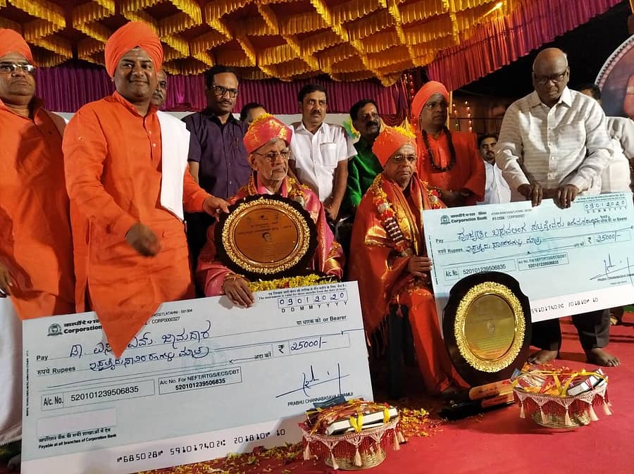 ಅಥಣಿಯ ಮೋಟಗಿಮಠದಲ್ಲಿ ಶರಣ ಸಂಸ್ಕೃತಿ ಉತ್ಸವ ಅಂಗವಾಗಿ ಗುರುವಾರ ಭಾಲ್ಕಿಯ ಬಸವಲಿಂಗ ಪಟ್ಟದೇವರು ಮತ್ತು ನಿವೃತ್ತ ಅಧಿಕಾರಿ ಡಾ.ಶಿವಾನಂದ ಜಾಮದಾರ ಅವರಿಗೆ ‘ಬಸವ ಭೂಷಣ’ ಪ್ರಶಸ್ತಿ ಪ್ರದಾನ ಮಾಡಲಾಯಿತು