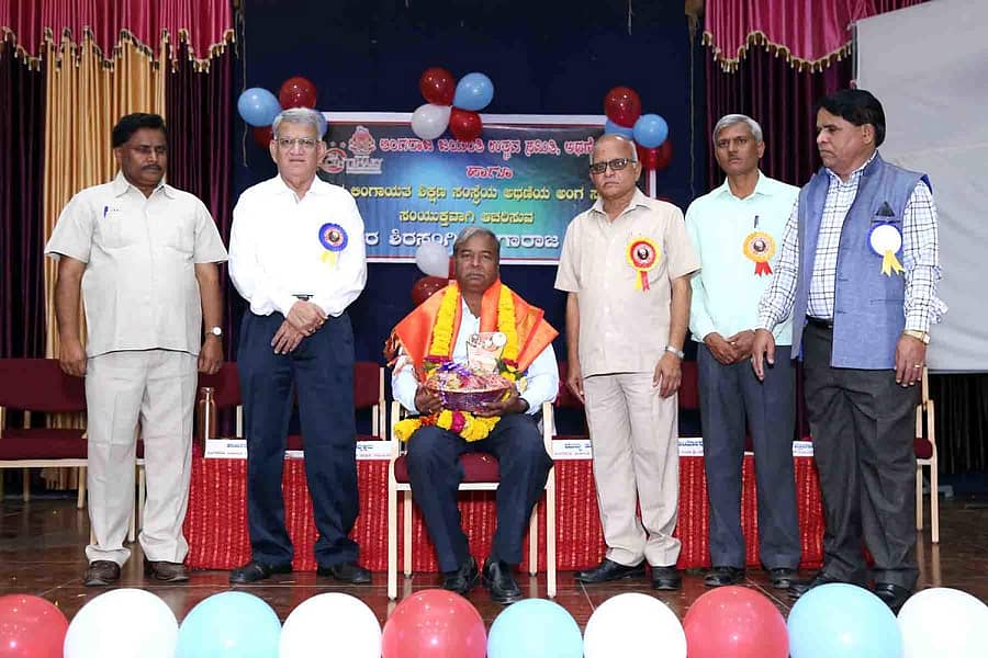ಅಥಣಿಯಲ್ಲಿ ಶುಕ್ರವಾರ ನಡೆದ ಕಾರ್ಯಕ್ರಮದಲ್ಲಿ ಕೆಎಲ್‌ಇ ಸಂಸ್ಥೆಯಿಂದ ತ್ಯಾಗವೀರ ಶಿರಸಂಗಿ ಲಿಂಗರಾಜ ಪ್ರಶಸ್ತಿಯನ್ನು ಕೇಂದ್ರ ಸಾಹಿತ್ಯ ಅಕಾಡೆಮಿ ಸದಸ್ಯ ಬಾಳಾಸಾಬ ಲೋಕಾಪೂರ ಅವರಿಗೆ ಶುಕ್ರವಾರ ಪ್ರದಾನ ಮಾಡಲಾಯಿತು