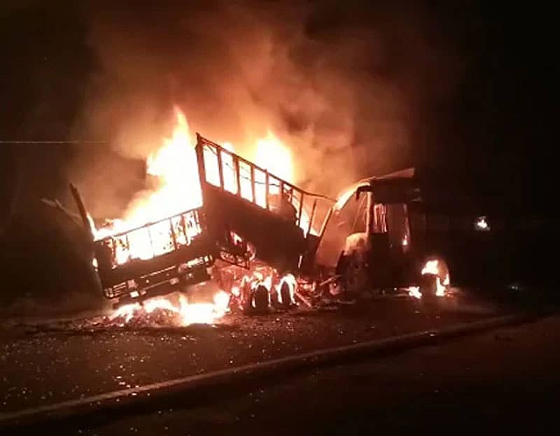 ಬಸ್ ಮತ್ತು ಟ್ರಕ್ ಮುಖಾಮುಖಿ ಡಿಕ್ಕಿಯಾಗಿ ಹೊತ್ತಿ ಉರಿದ ವಾಹನಗಳು.