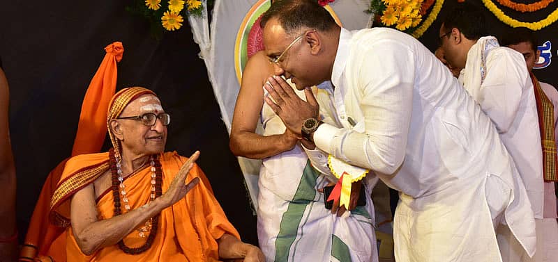 ಕೊಡಿಗೆಹಳ್ಳಿಯ ಜ್ಞಾನಶಕ್ತಿ ಮಂಟಪದಲ್ಲಿ ಸ್ಥಾನಿಕ ಬ್ರಾಹ್ಮಣ ಮಹಾಮಂಡಲ ಶನಿವಾರ ಆಯೋಜಿಸಿದ್ದ ವಿಶ್ವ ಸ್ಥಾನಿಕ ಬ್ರಾಹ್ಮಣ ಸಮಾವೇಶದಲ್ಲಿ ಶಾಸಕ ದಿನೇಶ್ ಗುಂಡೂರಾವ್ ಅವರು ಹೆಬ್ಬೂರು ಕೋದಂಡಾಶ್ರಮ ಮಠದ ಮಾಧವಾಶ್ರಮ ಸ್ವಾಮೀಜಿ ಅವರಿಗೆ ವಂದಿಸಿದರು –ಪ್ರಜಾವಾಣಿ ಚಿತ್ರ