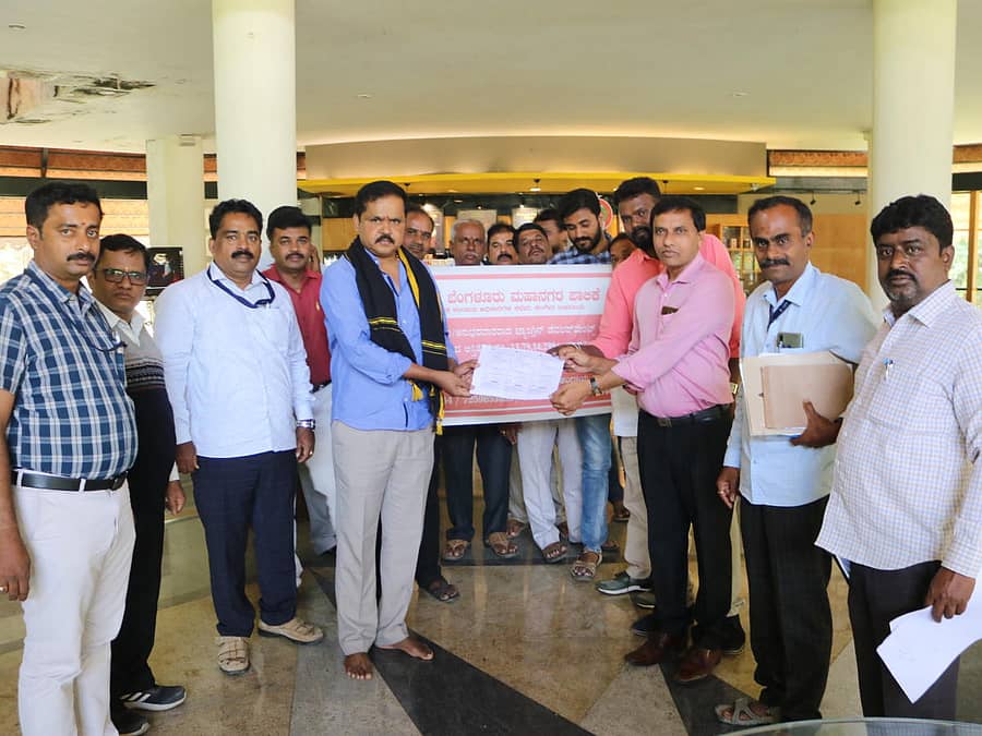 ಟ್ಯಾಂಗ್ಲಿನ್ ಡೆವಲಪ್ಮೆಂಟ್ಸ್ನವರು ಬಾಕಿ ಆಸ್ತಿ ತೆರಿಗೆಯ ಚೆಕ್ ಅನ್ನು ಉಪ ಆಯುಕ್ತ ಕೆ.ಶಿವೇಗೌಡ ಅವರಿಗೆ ನೀಡಿದರು.