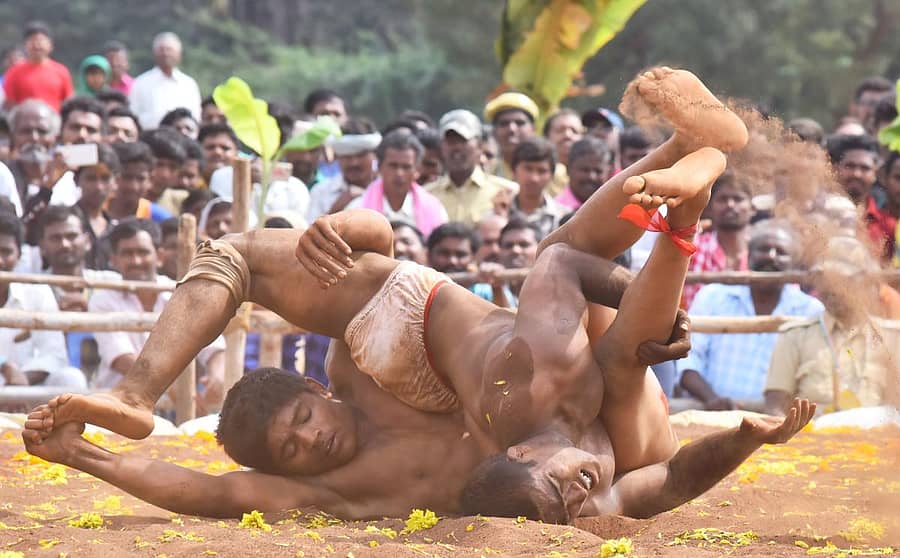 ‘ಹಂಪಿ ಉತ್ಸವ’ದ ಪ್ರಯುಕ್ತ ಹೊಸಪೇಟೆ ತಾಲ್ಲೂಕಿನ ಹೊಸಮಲಪನಗುಡಿಯಲ್ಲಿ ಶನಿವಾರ ಹಮ್ಮಿಕೊಂಡಿದ್ದ 57 ಕೆ.ಜಿ. ತೂಕದ ಕುಸ್ತಿ ಸ್ಪರ್ಧೆಯಲ್ಲಿ ಗದಗಿನ ಪ್ರಶಾಂತ್ ಗೌಡ ಅವರು ದಾವಣಗೆರೆಯ ರೋಹನ್ ಅವರನ್ನು ಚಿತ್ ಮಾಡಿದ ರೋಮಾಂಚಕ ಕ್ಷಣ -ಪ್ರಜಾವಾಣಿ ಚಿತ್ರ/ ತಾಜುದ್ದೀನ್ ಆಜಾದ್