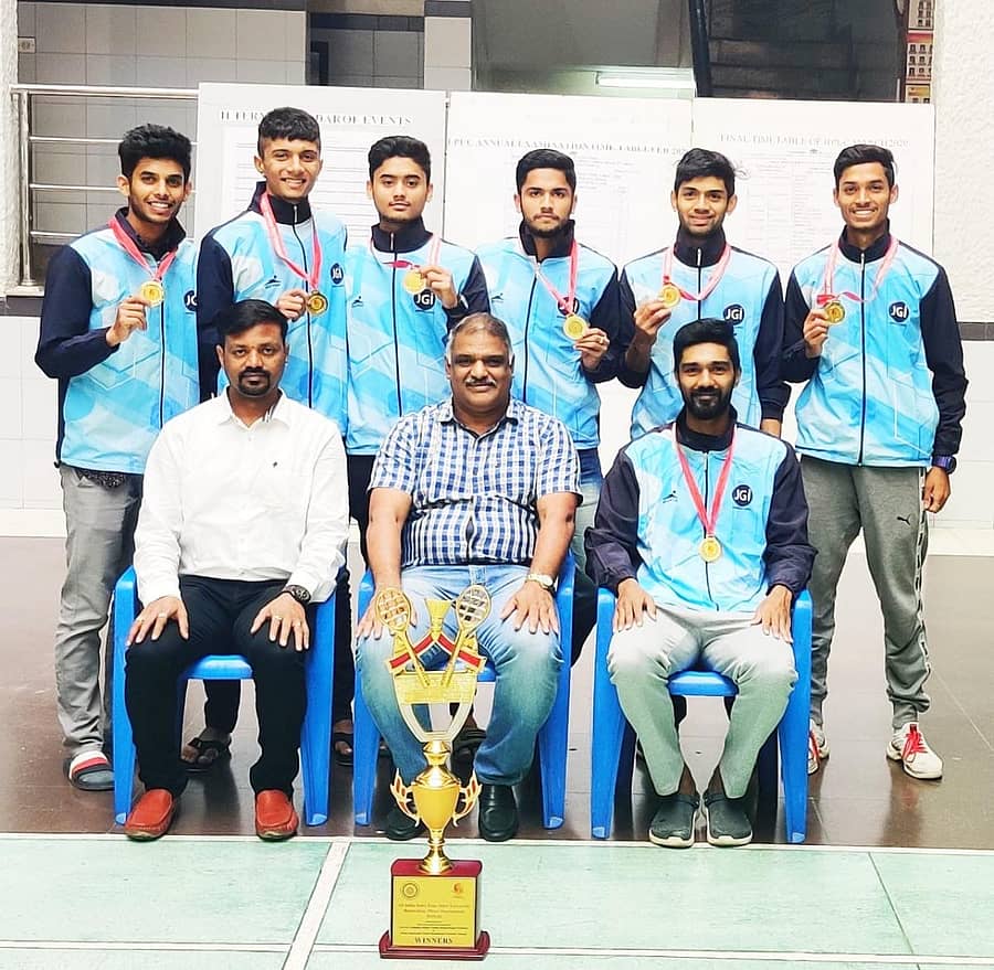 ಪ್ರಶಸ್ತಿ ಗೆದ್ದ ಜೈನ್‌ ವಿವಿ ತಂಡ (ನಿಂತವರು ಎಡದಿಂದ): ಗಣೇಶ್‌, ಸಾಯಿ ಪ್ರತೀಕ್‌, ಶಮಂತ್‌ ರಾವ್‌, ರೋಹಿತ್‌ ಎಂ., ನಿಖಿಲ್‌ ಶ್ಯಾಮ್‌ ಶ್ರೀರಾಮ್‌. (ಕುಳಿತವರು) ಪ್ರದೀಪ್‌ ಕುಮಾರ್‌ (ಸಹಾಯಕ ಕ್ರೀಡಾ ನಿರ್ದೇಶಕ), ಶಂಕರ್‌ ಯು. ವಿ. (ಕ್ರೀಡಾ ನಿರ್ದೇಶಕ) ಹಾಗೂ ಡೇನಿಯಲ್‌ ಎಸ್‌.ಫರೀದ್‌ (ತಂಡದ ನಾಯಕ).