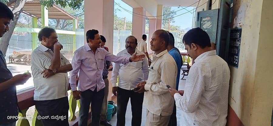 ಜವಾಹರ ನವೋದಯ ಪರೀಕ್ಷೆಯಲ್ಲಿ ಅಕ್ರಮ ನಡೆದಿದೆ ಎಂದು ಪೋಷಕರು ವಾಗ್ವಾದ ನಡೆಸಿದರು