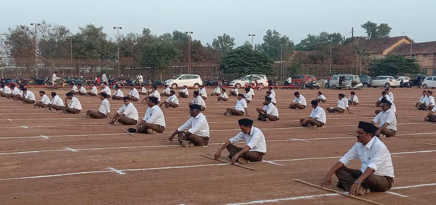 ಹಾವೇರಿಯ ಮುನ್ಸಿಪಲ್ ಹೈಸ್ಕೂಲ್ ಮೈದಾನದಲ್ಲಿ ಶನಿವಾರ ವಿಜಯ ಸಂಗಮ ನಿಮಿತ್ತ ಪಥಸಂಚಲನ ಹಾಗೂ ಸಾರ್ವಜನಿಕ ಸಮಾರಂಭದ ಸಮಾರೋಪ ಕಾರ್ಯಕ್ರಮ ನಡೆಯಿತು