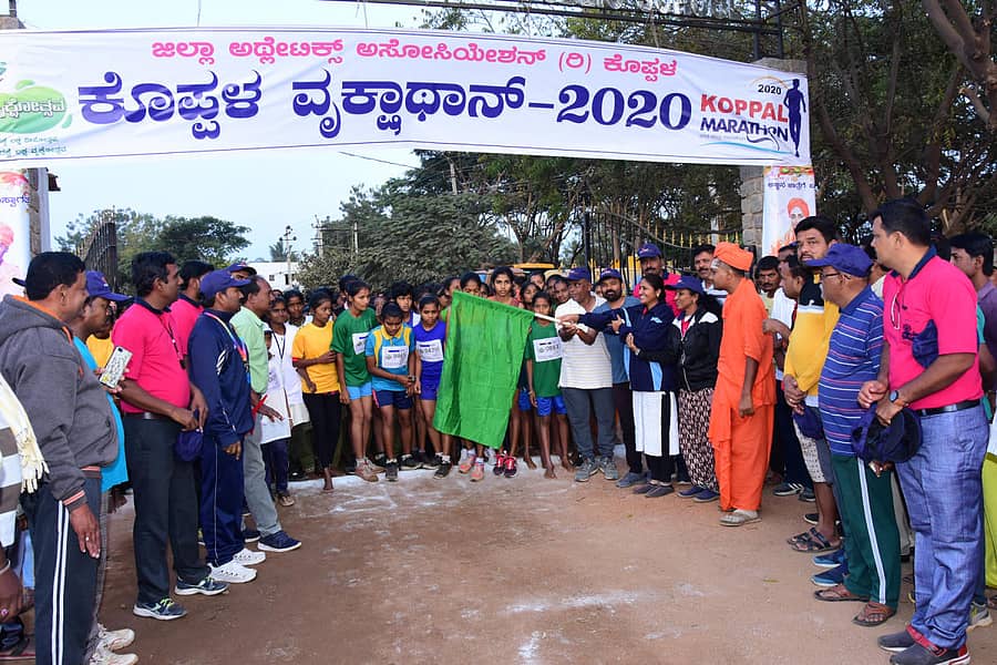 ಕೊಪ್ಪಳ ಆಥ್ಲೆಟಿಕ್ ಅಸೋಸಿಯೇಷನ್ನಿಂದ ಗವಿಸಿದ್ಧೇಶ್ವರ ಜಾತ್ರಾ ಮಹೋತ್ಸವದ ಅಂಗವಾಗಿ ಶನಿವಾರ ನಡೆದ ವೃಕ್ಷಾತ್ಥಾನ್2020 ಮ್ಯಾರಾಥಾನ್ ಗೆ ಗವಿಸಿದ್ಧೇಶ್ವರ ಸ್ವಾಮೀಜಿ ಚಾಲನೆ ನೀಡಿದರು