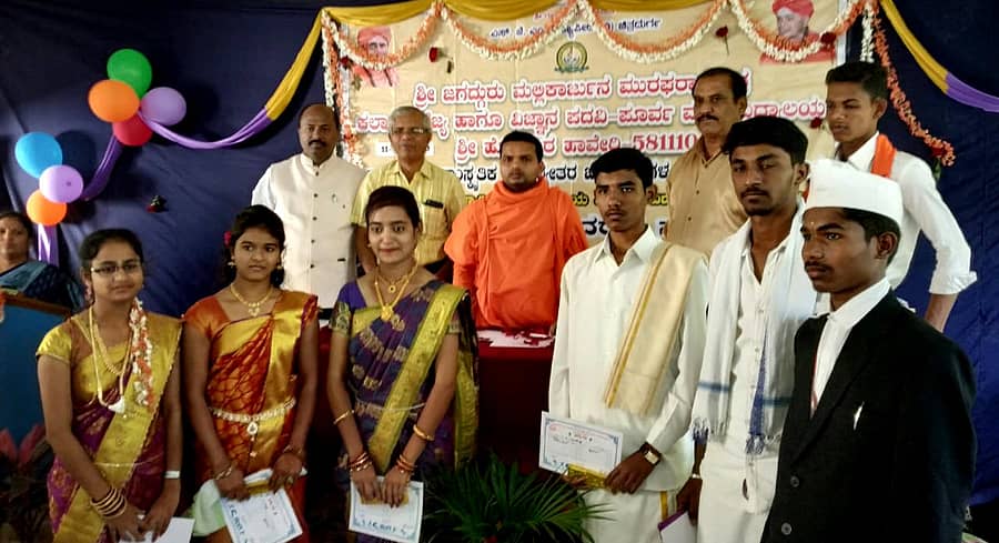 ಹಾವೇರಿಯ ಎಸ್‌.ಜೆ.ಎಂ. ಪದವಿ ಪೂರ್ವ ಕಾಲೇಜಿನಲ್ಲಿ ನಡೆದ ಕಾರ್ಯಕ್ರಮದಲ್ಲಿ ವಿವಿಧ ಸ್ಪರ್ಧೆಗಳಲ್ಲಿ ವಿಜೇತರಾದ ವಿದ್ಯಾರ್ಥಿಗಳನ್ನು ಅಭಿನಂದಿಸಲಾಯಿತು. ಬಸವಶಾಂತಲಿಂಗ ಸ್ವಾಮೀಜಿ ಇದ್ದಾರೆ 