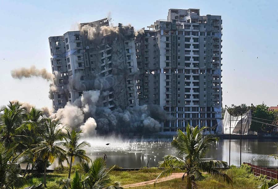 ಮರಡ್ನಲ್ಲಿ ನಿರ್ಮಿಸಿದ್ದ ಅಕ್ರಮ ಕಟ್ಟಡಗಳನ್ನು ಭಾನುವಾರ ನೆಲಸಮಗೊಳಿಸಲಾಯಿತು –ಪಿಟಿಐ ಚಿತ್ರ