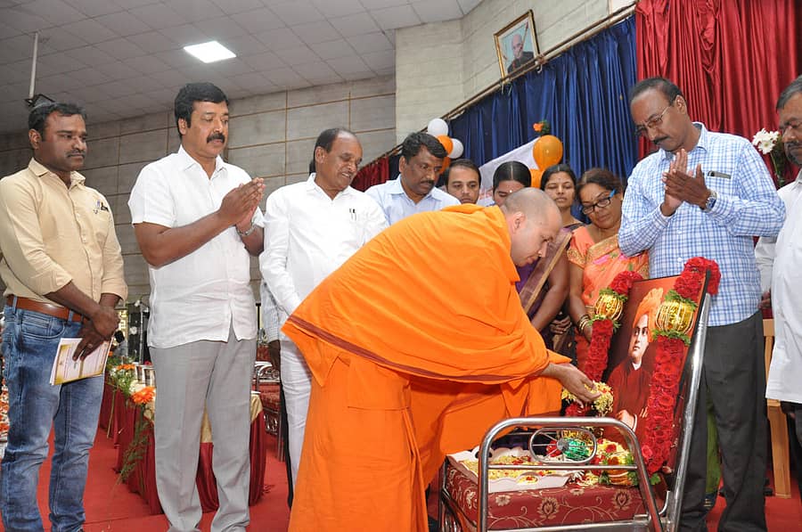 ಸಮಾರಂಭದಲ್ಲಿ ಸ್ವಾಮಿ ವಿವೇಕಾನಂದರ ಭಾವಚಿತ್ರಕ್ಕೆ ಪುಷ್ಪಾರ್ಚನೆ ಮಾಡಲಾಯಿತು