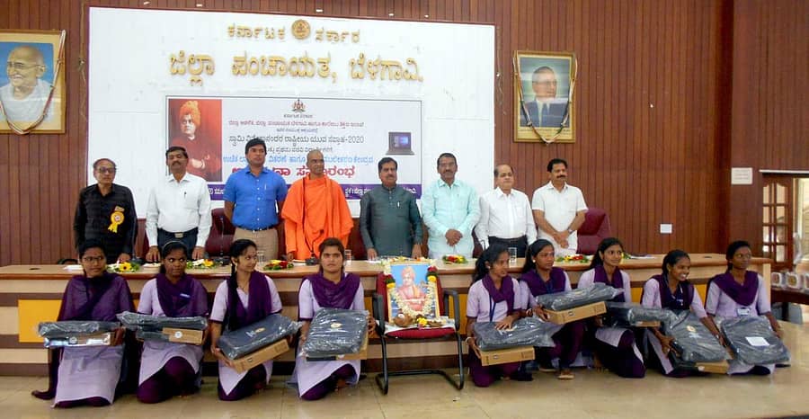 ಬೆಳಗಾವಿಯಲ್ಲಿ ಭಾನುವಾರ ನಡೆದ ಸ್ವಾಮಿ‌ ವಿವೇಕಾನಂದರ ರಾಷ್ಟ್ರೀಯ ಯುವ ಸಪ್ತಾಹ ಕಾರ್ಯಕ್ರಮದಲ್ಲಿ ಪದವಿ ಪ್ರಥಮ ವರ್ಷದ ವಿದ್ಯಾರ್ಥಿನಿಯರಿಗೆ ಉಚಿತವಾಗಿ ಲ್ಯಾಪ್‌ಟಾಪ್‌ಗಳನ್ನು ವಿತರಿಸಲಾಯಿತು