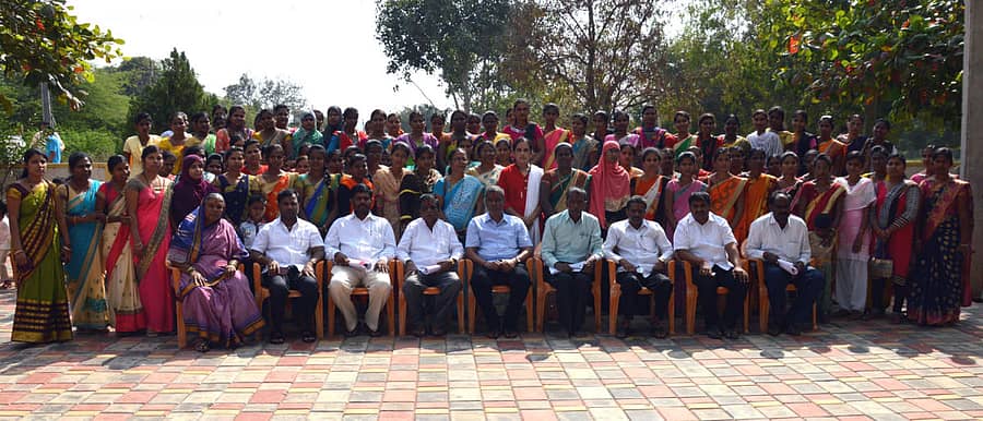 ಗೋಕಾಕದಲ್ಲಿ ಭಾನುವಾರ ಶಾಸಕ, ಕೆಎಂಎಫ್ ಅಧ್ಯಕ್ಷ ಬಾಲಚಂದ್ರ ಜಾರಕಿಹೊಳಿ ಭೀಮವ್ವ ಲಕ್ಷ್ಮಣರಾವ್ ಜಾರಕಿಹೊಳಿ ಸ್ಮಾರಕ ಚಾರಿಟಬಲ್ ಟ್ರಸ್ಟ್ನಿಂದ ಅತಿಥಿ ಶಿಕ್ಷಕರಿಗೆ ₹ 13.50 ಲಕ್ಷ ಗೌರವಧನ ವಿತರಿಸಿ ಅವರೊಂದಿಗೆ ಫೋಟೊ ತೆಗೆಸಿಕೊಂಡರು