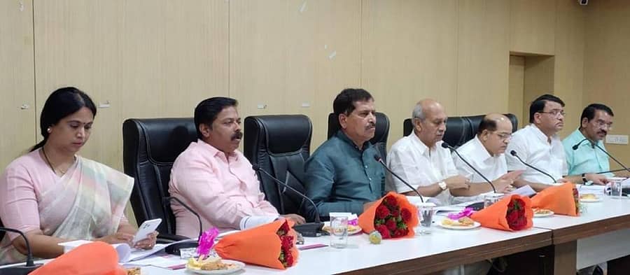 ಬೆಳಗಾವಿಯಲ್ಲಿ ರೈಲ್ವೆ ಖಾತೆ ರಾಜ್ಯ ಸಚಿವ ಸುರೇಶ ಅಂಗಡಿ ಅಧ್ಯಕ್ಷತೆಯಲ್ಲಿ ಭಾನುವಾರ ನಡೆದ ಸ್ಮಾರ್ಟ್ ಸಿಟಿ ಸಲಹಾ ಸಮಿತಿ ಸಭೆಯಲ್ಲಿ ಶಾಸಕರಾದ ಲಕ್ಷ್ಮಿ ಹೆಬ್ಬಾಳಕರ, ಅಭಯ ಪಾಟೀಲ, ರಾಜ್ಯಸಭಾ ಸದಸ್ಯ ಪ್ರಬಾಕರ ಕೋರೆ, ಜಿಲ್ಲಾಧಿಕಾರಿ ಡಾ.ಎಸ್.ಬಿ. ಬೊಮ್ಮನಹಳ್ಳಿ, ಮುಖ್ಯಮಂತ್ರಿ ರಾಜಕೀಯ ಕಾರ್ಯದರ್ಶಿ ಶಂಕರಗೌಡ ಪಾಟೀಲ, ಶಾಸಕ ಅನಿಲ ಬೆನಕೆ ಇದ್ದಾರೆ