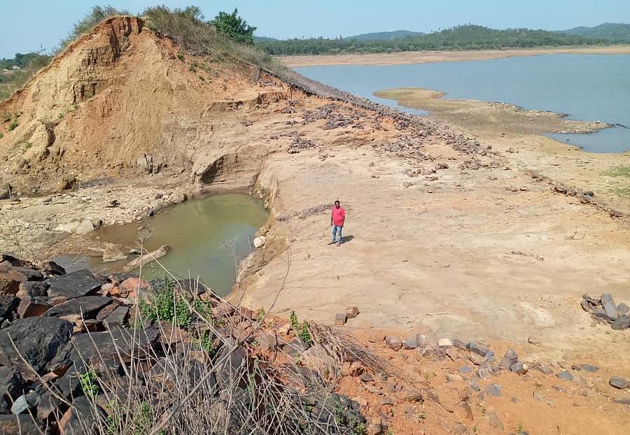 ಮುಂಡಗೋಡ ತಾಲ್ಲೂಕಿನ ಚಿಗಳ್ಳಿ ಜಲಾಶಯದ ನೀರು ಖಾಲಿಯಾಗಿ ಒಡ್ಡು ಬಾಯ್ದೆರೆದಿರುವುದು