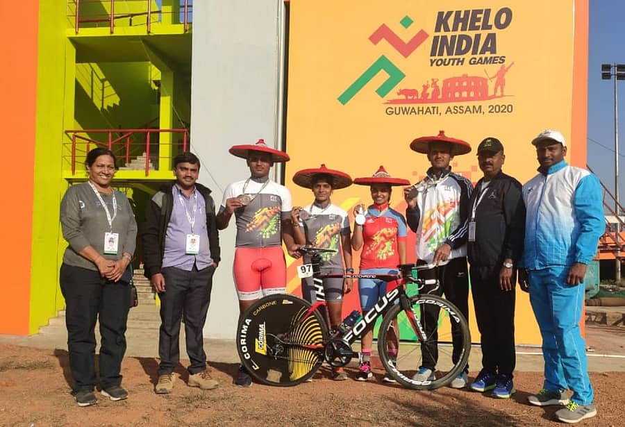 ರಾಜು ಭಾಟಿ, ಸೌಮ್ಯಾ ಅಂತಾಪುರ ಮತ್ತು ಮೇಘಾ ಗೂಗಾಡ ಅವರೊಂದಿಗೆ ತರಬೇತುದಾರರಾದ (ಎಡದಿಂದ) ಅಲಕಾ ಪಡತಾರೆ, ವಿಠ್ಠಲ ಬೋರ್ಜಿ, ಭೀಮಪ್ಪ ವಿಜಯನಗರ ಮತ್ತು ಬಸವರಾಜ ಗುಳೇದ