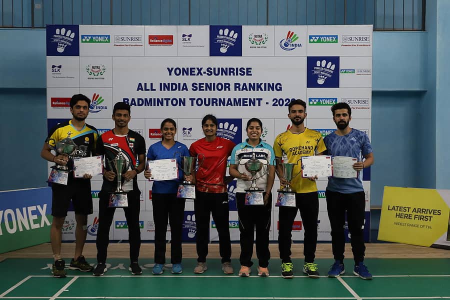 ವಿವಿಧ ವಿಭಾಗಗಳಲ್ಲಿ ಪ್ರಶಸ್ತಿ ಗೆದ್ದವರು ಟ್ರೋಫಿಯೊಂದಿಗೆ ಸಂಭ್ರಮಿಸಿದರು