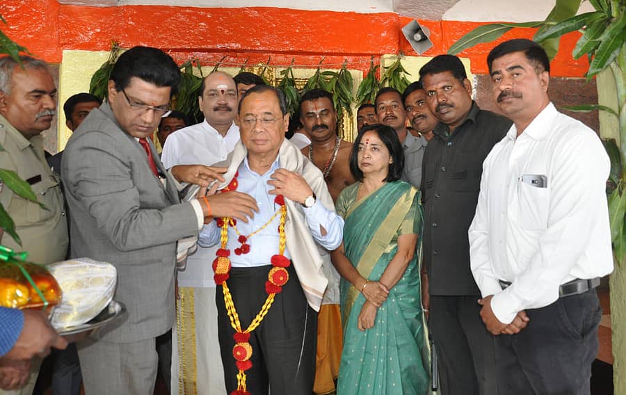 ಹರಳುಕೋಟೆ ದೇವಸ್ಥಾನಕ್ಕೆ ಭೇಟಿ ನೀಡಿದ ರಂಜನ್ ಗೊಗೊಯಿ ಅವರನ್ನು ಹಾರ ಹಾಕಿ ಸನ್ಮಾನಿಸಲಾಯಿತು