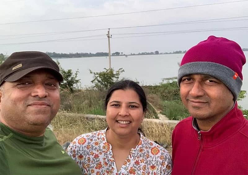 ಬೆಂಗಳೂರಿನಿಂದ ತಿರುಪತಿಗೆ ಪಾದಯಾತ್ರೆ ಹೊರಟಿರುವ ಬೆಳಗಾವಿ ಜಿಲ್ಲೆ ಖಾನಾಪುರ ಕ್ಷೇತ್ರದ ಶಾಸಕಿ ಅಂಜಲಿ ನಿಂಬಾಳ್ಕರ್‌ ಮಾರ್ಗ ಮಧ್ಯೆ ಕೋಲಾರ ತಾಲ್ಲೂಕಿನ ನರಸಾಪುರ ಬಳಿ ಕುಟುಂಬ ಸದಸ್ಯರೊಂದಿಗೆ ಸೆಲ್ಫಿ ತೆಗೆದುಕೊಂಡರು.