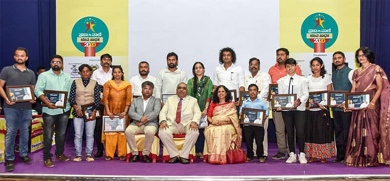 ಮೈಸೂರು ವಿಶ್ವವಿದ್ಯಾಲಯದ ಮಾನಸ ಗಂಗೋತ್ರಿ ಆವರಣದ ಸೆನೆಟ್‌ ಭವನದಲ್ಲಿ ಸೋಮವಾರ ನಡೆದ ಸಮಾರಂಭದಲ್ಲಿ 16 ಯುವ ಸಾಧಕರಿಗೆ ಅಭಿನಂದನಾ ಪ್ರಮಾಣ ಪತ್ರವನ್ನು ಕುಲಪತಿ ಪ್ರೊ.ಜಿ.ಹೇಮಂತ್‌ಕುಮಾರ್ ವಿತರಿಸಿದರು. ಕುಲಸಚಿವ ಪ್ರೊ.ಆರ್.ಶಿವಪ್ಪ, ತೀರ್ಪುಗಾರರಲ್ಲೊಬ್ಬರಾದ ಪ್ರೊ.ಎನ್.ಉಷಾರಾಣಿ ಇದ್ದಾರೆ