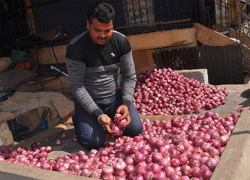 ಚಿತ್ರದುರ್ಗದ ಮಾರುಕಟ್ಟೆಯಲ್ಲಿ ಈರುಳ್ಳಿ ಮಾರಾಟ ಮಾಡುತ್ತಿರುವ ವ್ಯಾಪಾರಿ ಸಲ್ಮನ್ ಖಾನ್