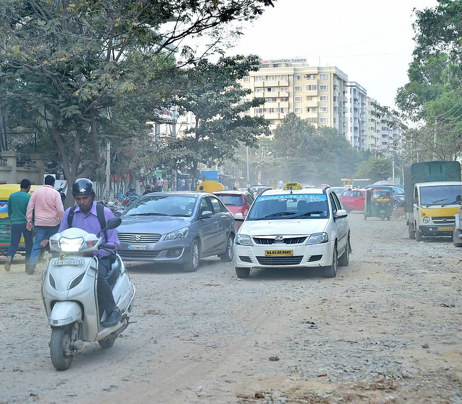 ಬೆಳ್ಳಂದೂರು ವಾರ್ಡ್‌ನಲ್ಲಿ ದೂಳುಮಯವಾಗಿರುವ ರಸ್ತೆ (ಪ್ರಜಾವಾಣಿ ಚಿತ್ರ– ರಂಜು ಪಿ.)