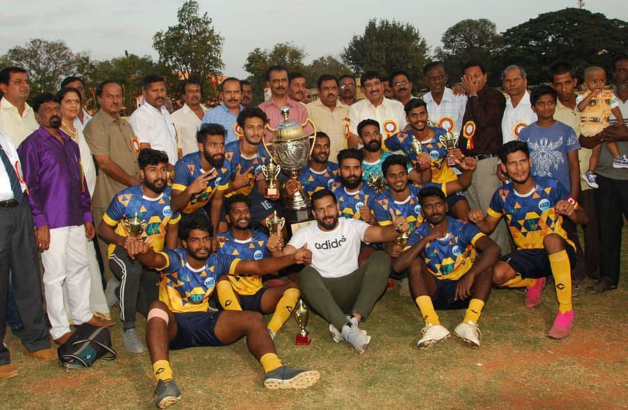 ಸಿಎಂ ಕಪ್ನೊಂದಿಗೆ ತಿರುವನಂತಪುರದ ಕೆಎಸ್ಇಬಿ ತಂಡ