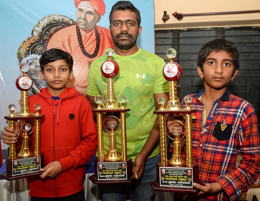 ದಾವಣಗೆರೆಯಲ್ಲಿ ನಡೆದ ರಾಜ್ಯ ಮಟ್ಟದ ಚೆಸ್ ಟೂರ್ನಿಯಲ್ಲಿ ‘ಜಯದೇವ ಟ್ರೋಫಿ’ ಗೆದ್ದುಕೊಂಡ ತುಮಕೂರಿನ ಹರಿಪ್ರೀತ್ ಗುರುಕಾರ್ ಕೆ. (11 ವರ್ಷದೊಳಗಿನ ವಿಭಾಗ), ಮೈಸೂರಿನ ಅಜಿತ್ ಎಂ.ಪಿ. (ಮುಕ್ತ ವಿಭಾಗ), ಬೆಳಗಾವಿಯ ಶ್ರೀಕರ್ ದರ್ಭಾ(15 ವರ್ಷದೊಳಗಿನ ವಿಭಾಗ) – ಪ್ರಜಾವಾಣಿ ಚಿತ್ರ/ ಸತೀಶ ಬಡಿಗೇರ್