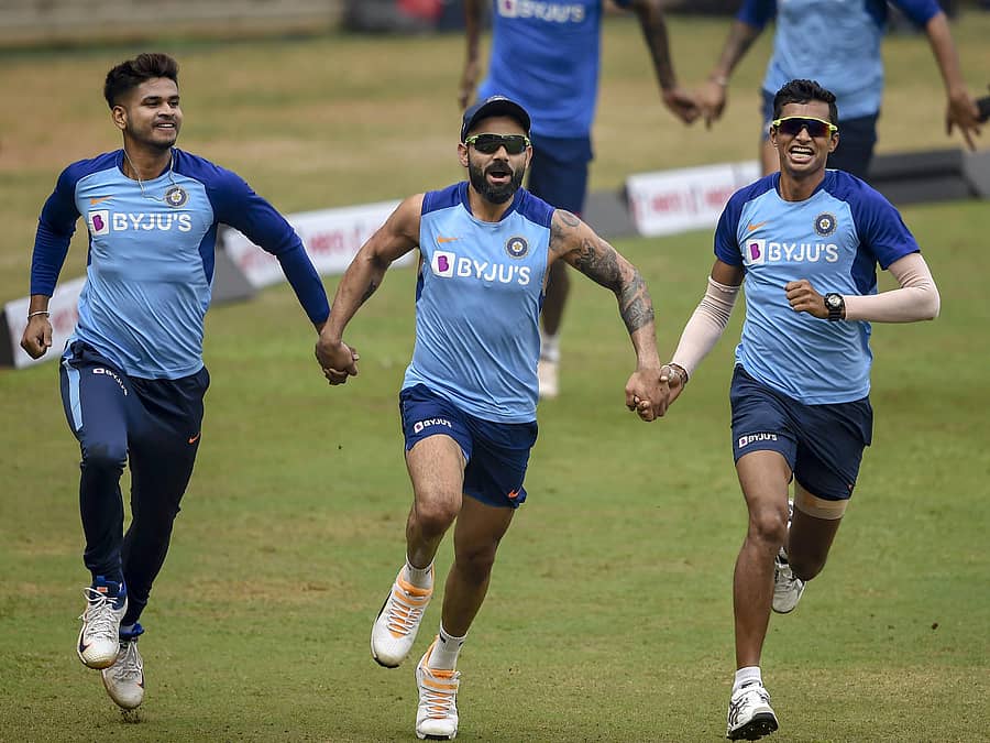 ಭಾರತ ತಂಡದ ನಾಯಕ ವಿರಾಟ್ ಕೊಹ್ಲಿ (ಮಧ್ಯ) ಅವರು ಶ್ರೇಯಸ್ ಅಯ್ಯರ್ ಮತ್ತು ನವದೀಪ್ ಸೈನಿ ಜೊತೆ ಸೋಮವಾರ ದೈಹಿಕ ಕಸರತ್ತು ನಡೆಸಿದರು –ಪಿಟಿಐ ಚಿತ್ರ
