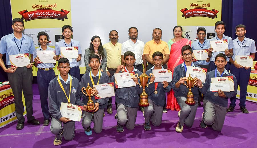 ಮೈಸೂರು ವಲಯಮಟ್ಟದ ಕ್ವಿಜ್ ಸ್ಪರ್ಧೆಯಲ್ಲಿ ವಿಜೇತರಾದ ಮತ್ತು ಪ್ರಧಾನ ಹಂತ ತಲುಪಿದ ವಿದ್ಯಾರ್ಥಿಗಳ ಜತೆ ಡಿಡಿಪಿಐ ಪಾಂಡುರಂಗ, ನವೋದಯ ಫೌಂಡೇಷನ್ನ ರವಿ, ಜೀನಿಯಸ್ ಕಾಲೇಜಿನ ಪ್ರಾಂಶುಪಾಲರಾದ ಸುರೇಖಾ ಪ್ರಭು, ಮೈಸೂರು ಜಿಲ್ಲಾ ಹಾಲು ಒಕ್ಕೂಟದ (ಮೈಮುಲ್) ಮಾರುಕಟ್ಟೆ ವ್ಯವಸ್ಥಾಪಕ ರಾಜ್ಕುಮಾರ್, ಕ್ವಿಜ್ ಮಾಸ್ಟರ್ ಮೇಘವಿ ಮಂಜುನಾಥ್ ಇದ್ದಾರೆ. ಪ್ರಜಾವಾಣಿ ಚಿತ್ರ
