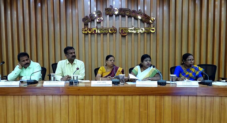 ಪ್ರಗತಿ ಪರಿಶೀಲನಾ ಸಭೆಯಲ್ಲಿ ಜಿಲ್ಲಾ ಪಂಚಾಯಿತಿ ಅಧ್ಯಕ್ಷೆ ಜಯಮ್ಮ ಇತರ ಅಧಿಕಾರಿಗಳು ಪಾಲ್ಗೊಂಡಿದ್ದರು