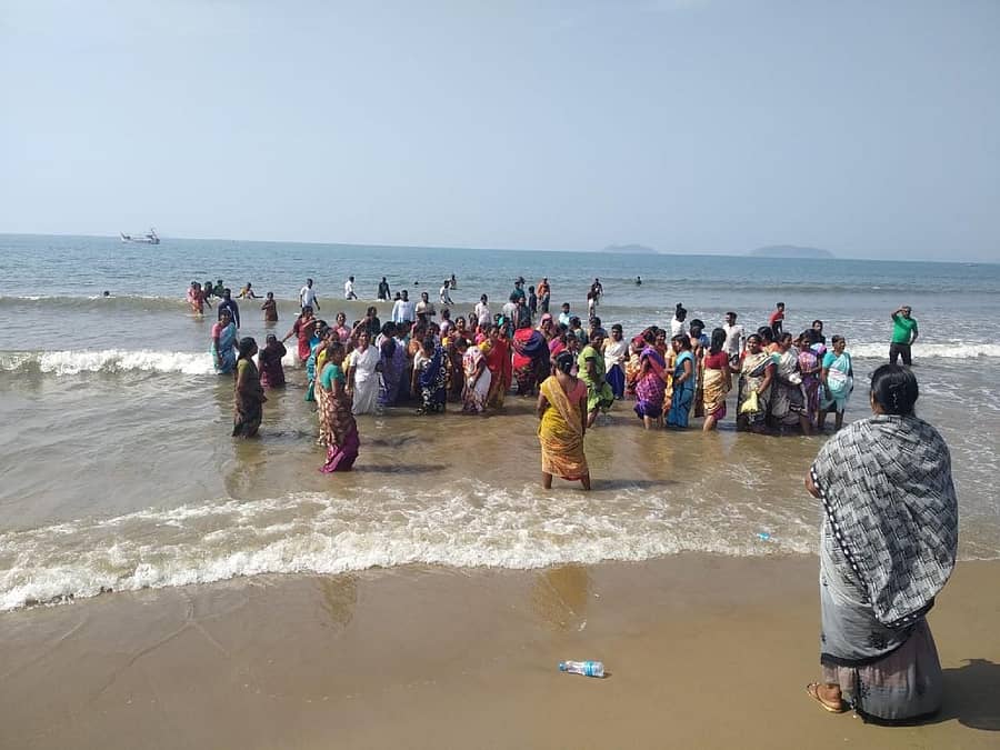 ಸಾಗರಮಾಲಾ ಯೋಜನೆಯಡಿ ವಾಣಿಜ್ಯ ಬಂದರಿನ ವಿಸ್ತರಣೆ ವಿರೋಧಿಸಿ ಕಾರವಾರದಲ್ಲಿ ಮೀನುಗಾರ ಮಹಿಳೆಯರು ಸೋಮವಾರ ಸಮುದ್ರಕ್ಕಿಳಿದು ಪ್ರತಿಭಟಿಸಿದರು