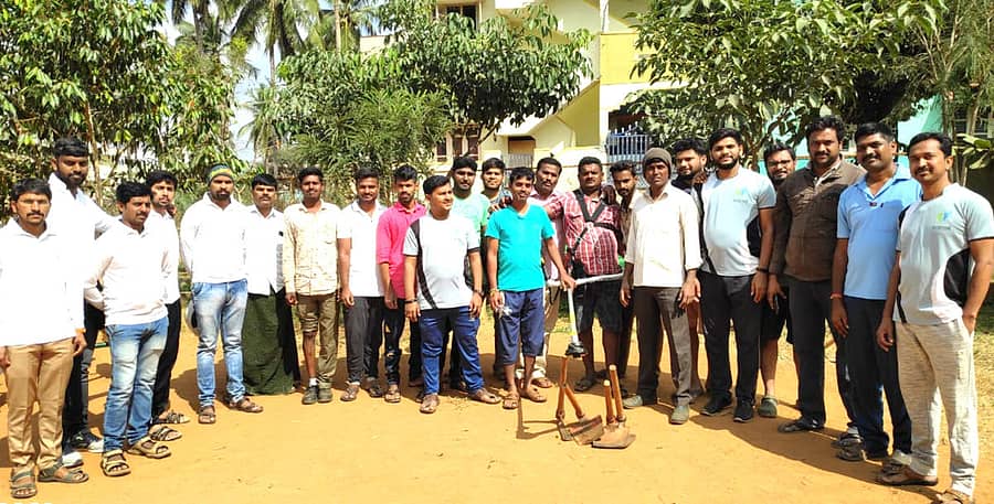 ದೊಡ್ಡಬಳ್ಳಾಪುರ ಪರಿಸರ ಸಿರಿ ಕ್ಷೇಮಾಭಿವೃದ್ಧಿ ಸಂಘದ ಪರಿಸರದ ಕೆಲಸಗಳ ವೀಕ್ಷಣೆಗೆ ಹೊಸಕೋಟೆಯಿಂದ ಆಗಮಿಸಿದ್ದ ಪರಿಸರ ಸಂಘದ ಸದಸ್ಯರು