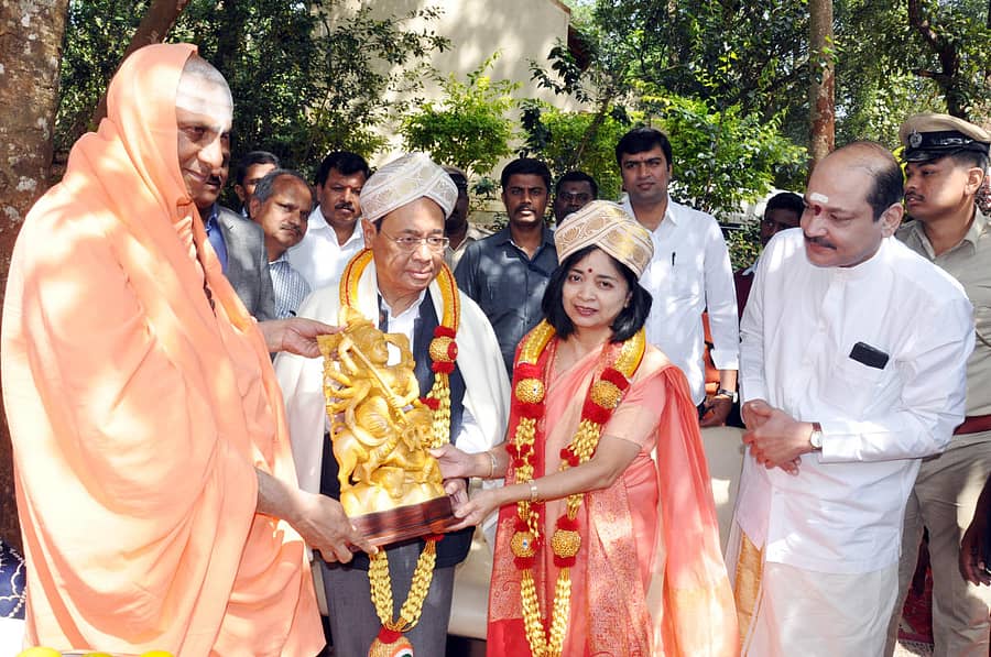 ರಂಜನ್ ಗೊಗೊಯಿ ದಂಪತಿಯನ್ನು ಸುತ್ತೂರು ಶ್ರೀಗಳು ಸನ್ಮಾನಿಸಿದರು. ಉದ್ಯಮಿ ವಿಜಯ್ ಕುಮಾರ್ ಇದ್ದಾರೆ