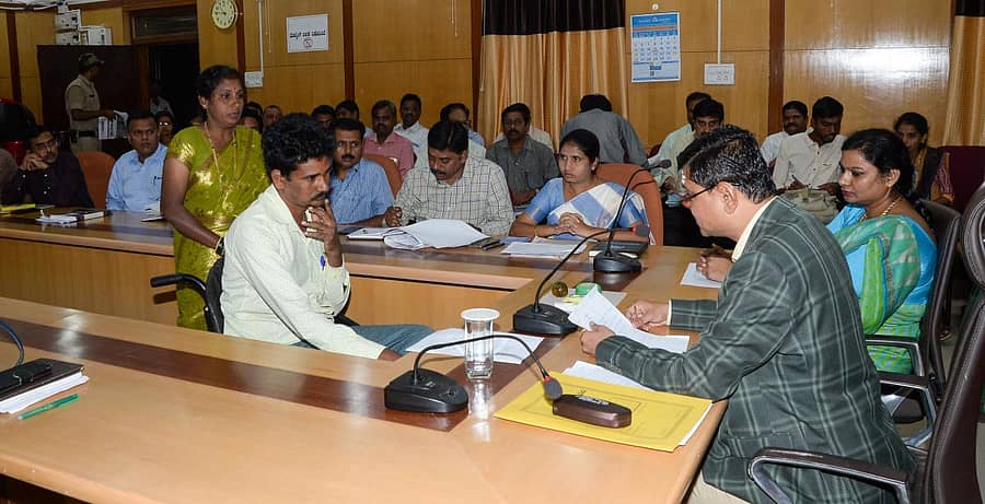 ದಾವಣಗೆರೆಯ ಜಿಲ್ಲಾಧಿಕಾರಿ ಕಚೇರಿಯಲ್ಲಿ ಸೋಮವಾರ ನಡೆದ ಜನಸ್ಪಂದನ ಸಭೆಯಲ್ಲಿ ಜಿಲ್ಲಾಧಿಕಾರಿ ಮಹಾಂತೇಶ ಬೀಳಗಿ ಅವರು ಸಾರ್ವಜನಿಕರ ಕುಂದು ಕೊರತೆ ವಿಚಾರಿಸಿದರು. ಸಿಇಒ ಪದ್ಮ ಬಸವಂತಪ್ಪ ಹಾಗೂ ಅಧಿಕಾರಿಗಳು ಇದ್ದಾರೆ –ಪ್ರಜಾವಾಣಿ ಚಿತ್ರ