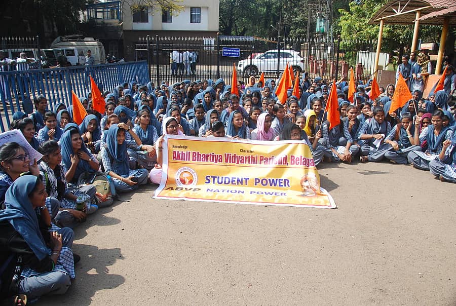 ಪದವಿಯ ಎಲ್ಲ ವಿದ್ಯಾರ್ಥಿಗಳಿಗೂ ಸರ್ಕಾರದಿಂದ ಉಚಿತವಾಗಿ ಲ್ಯಾಪ್ಟಾಪ್ ನೀಡುವಂತೆ ಆಗ್ರಹಿಸಿ ಬೆಳಗಾವಿಯಲ್ಲಿ ಎಬಿವಿಪಿ ನೇತೃತ್ವದಲ್ಲಿ ವಿದ್ಯಾರ್ಥಿಗಳು ಸೋಮವಾರ ಪ್ರತಿಭಟನೆ ನಡೆಸಿದರು