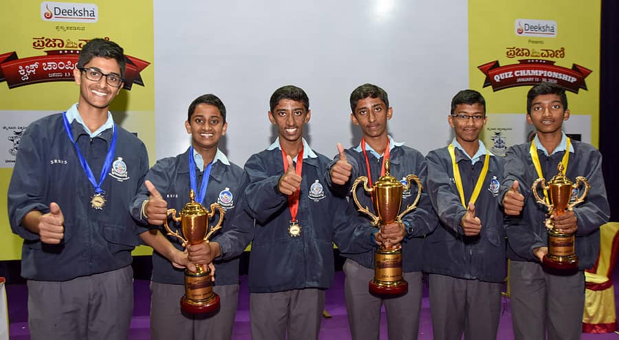 ಮೈಸೂರು ವಲಯ ಮಟ್ಟದ ‘ಪ್ರಜಾವಾಣಿ ಕ್ವಿಜ್‌’ ಸ್ಪರ್ಧೆಯಲ್ಲಿ ಮೊದಲ ಮೂರು ಸ್ಥಾನ ಗಳಿಸಿದ ಶ್ರೀ ರಾಮಕೃಷ್ಣ ವಿದ್ಯಾಶಾಲೆಯ ಎಂ.ಎನ್.ವಿಹಾನ್‌, ಸಂಕಲ್ಪ್‌ ಪಿ.ಧರಣ, ಗಗನ್ ಚಂದನ್, ಗೌರವ್ ಚಂದನ್, ಟಿ.ಸಿದ್ದಾರ್ಥ, ಶ್ರೀರಾಮ್ ರೆಡ್ಡಿ ಟ್ರೋಫಿಯೊಂದಿಗೆ ಸಂಭ್ರಮಿಸಿದರು. (ಚಿತ್ರ - ಬಿ. ಆರ್. ಸವಿತಾ)